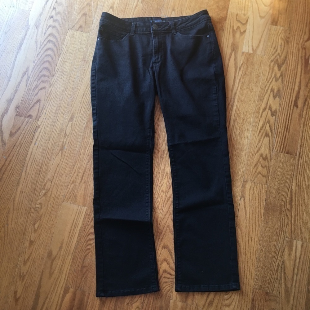 EUC Classic Black Lee jeans perfect fit size 14S. Cute pocket design